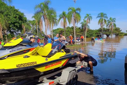 Surfistas se reunem para auxiliar nos resgates das vitimas das enchetes<!-- NICAID(15756279) -->