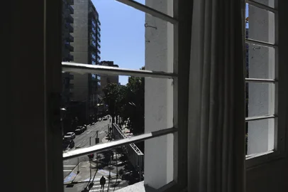 CAXIAS DO SUL, RS, BRASIL, 14/06/2022. Fotos de alguns pontos da região central da cidade, observadas através de janelas, para ilustrar a crônica da Adriana Antunes. As imagens fazem parte do conjunto de pautas "visões sobre a cidade", em comemoração ao aniversário de 132 de Caxias do Sul. (Bruno Todeschini/Agência RBS)<!-- NICAID(15124477) -->