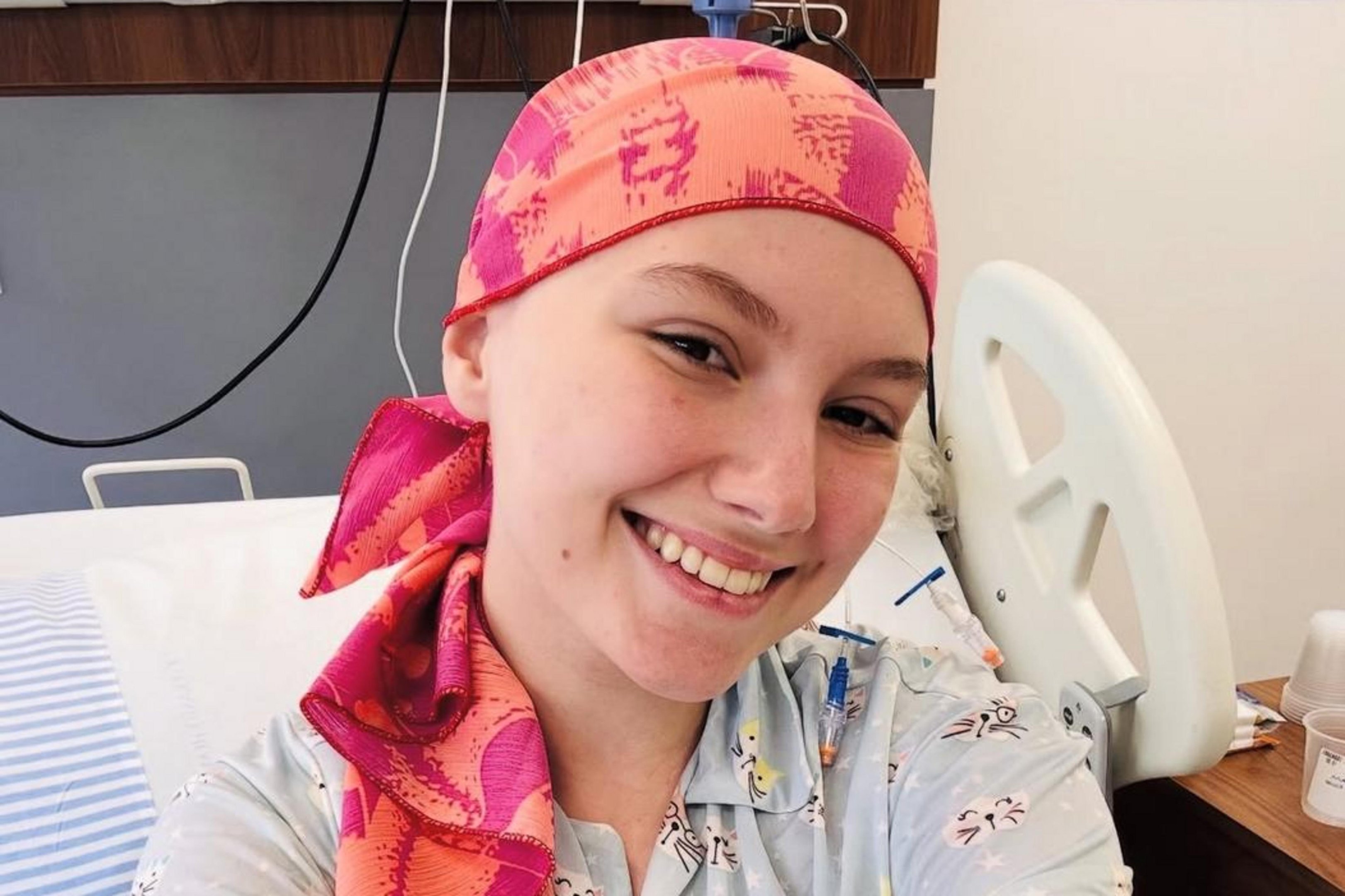 Pai de Isabel Veloso informa que a influenciadora saiu do coma: "Nossa princesa est&aacute; acordada"