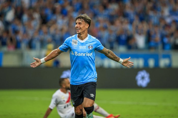 Ferreira exalta classificação na Copa do Brasil e elogia Suárez: Extraclasse