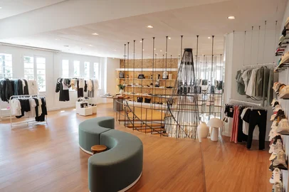 A tradicional Casa Magnabosco criou um espaço exclusivo para o universo fashion sport e wellness. Localizado no segundo andar, o setor reúne moda esportiva, experiência, gastronomia funcional e programação dedicada ao movimento.<!-- NICAID(16359599) -->