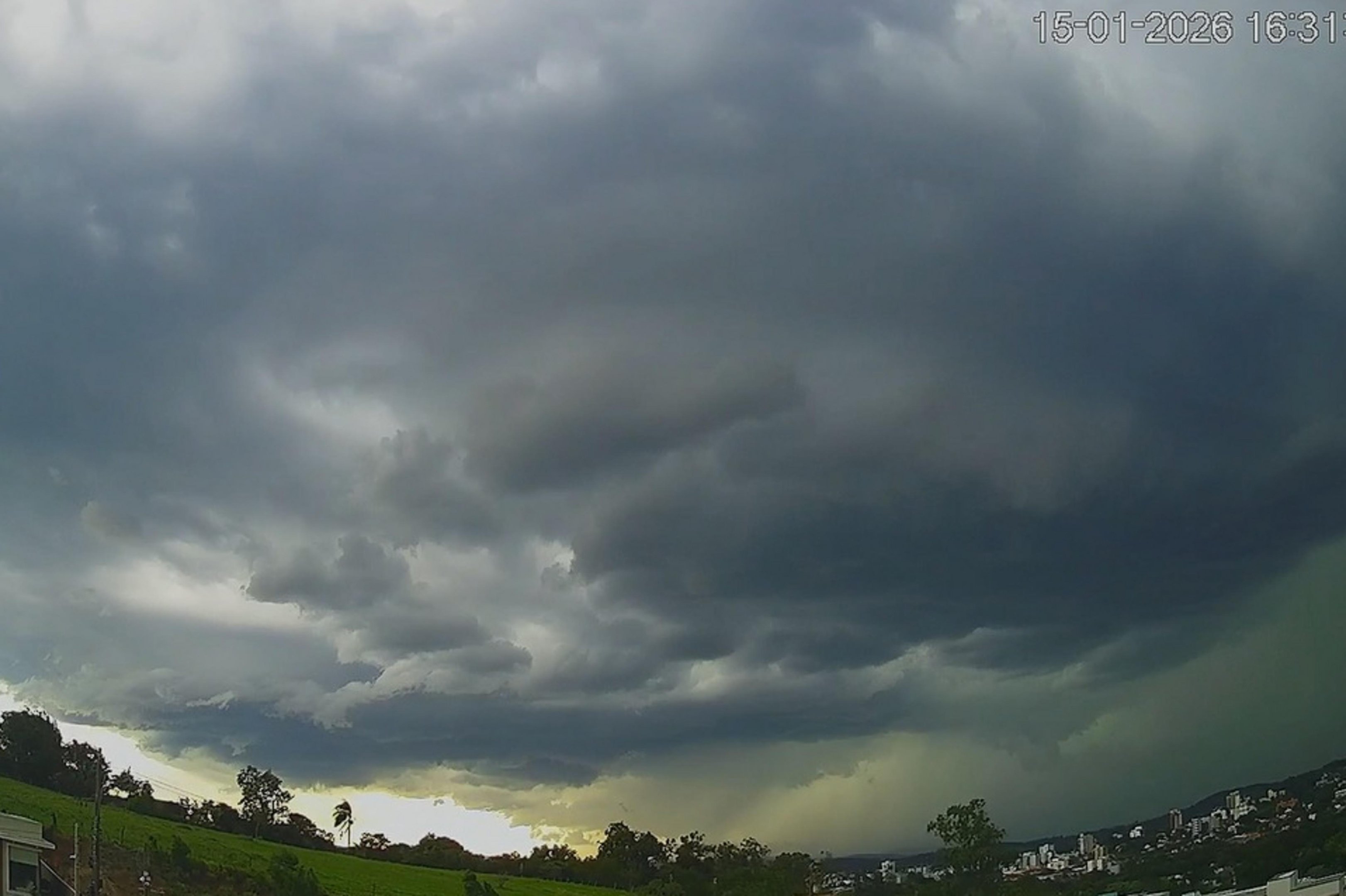 Cidades ga&uacute;chas registram estragos causados por temporal; veja v&iacute;deo