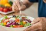 Frituras e gorduras em excesso: quais alimentos exigem cautela na terceira idade