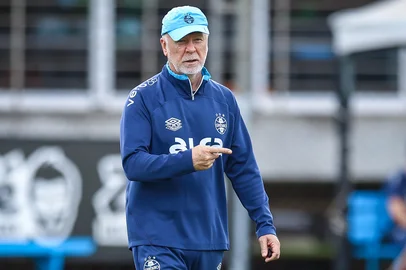 Lucas Uebel / Grêmio/Divulgação RS - FUTEBOL/ TREINO GREMIO 2025 - ESPORTES - Jogadores do Gremio realizam treino técnico durante a manha deste sabado, no CT Luiz Carvalho, na preparação para a partida valida pelo Campeonato Brasileiro 2025. Na foto, Mano Menezes. FOTO: LUCAS UEBEL/GREMIO FBPA<!-- NICAID(16158528) -->