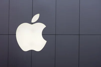 TOKYO, JAPAN - 24 JUNE 2016: The iconic Apple logo on the Tokyo Apple store in Ginza. Apple stores are preparing for the launch of the new iPhone 7 on 7th September 2016Indexador: Jane RixFonte: 299297815<!-- NICAID(15235955) -->