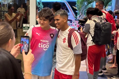 Chegada da delegação do Inter em Erechim. Na foto, Aguirre<!-- NICAID(16206060) -->