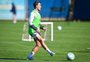 Arthur treina com bola e se aproxima de retorno ao time do Grêmio