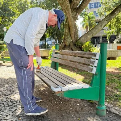 A Praça Dante Alighieri recebeu, na manhã deste domingo (2), uma revitalização nos bancos, lixeiras e canteiros. Secretários e servidores municipais de Caxias do Sul realizaram um mutirão de limpeza, pequenos reparos e pintura nos bancos e lixeiras, assim como o centro de informações ao turista. Além disso, os canteiros da praça e da Avenida Júlio de Castilhos receberam novas mudas de flores. A ação marca a retomada do programa Luz, Cor e Flor.<!-- NICAID(15392195) -->