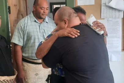 Homem sobrevive mais de 24 horas no mar após tsunami atingir ilha de Tonga<!-- NICAID(14995542) -->