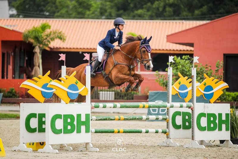 A caxiense Vitória Rizzi de Almeida participou do Campeonato Brasileiro de Amazonas e ficou com o segundo lugar com a equipe de Amazonas B (1.05m) da Federação Gaúcha dos Esportes Equestres - FGEE. <!-- NICAID(15605502) -->