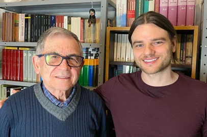 Dia do Professor - professores que inspiram professores. Na foto, Mateus Salvadori, professor há 14 anos, e Décio Bombassaro, professor que o inspira.<!-- NICAID(15888225) -->