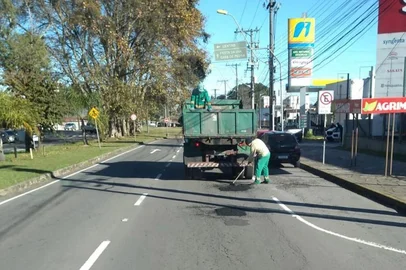 Após chuvas, cinco regiões de Caxias do Sul recebem operação para tapar buracos no asfalto. Na foto, ação na Perimetral Norte <!-- NICAID(15459959) -->