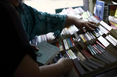 PORTO ALEGRE, RS, BRASIL - 2024.11.03 - Primeiro domingo da feira do livro tem tarde de calor e bom movimento de leitores. (Foto: André Ávila/ Agência RBS)<!-- NICAID(15906116) -->
