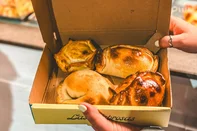 São 15 sabores de empanadas, disponíveis no balcão.