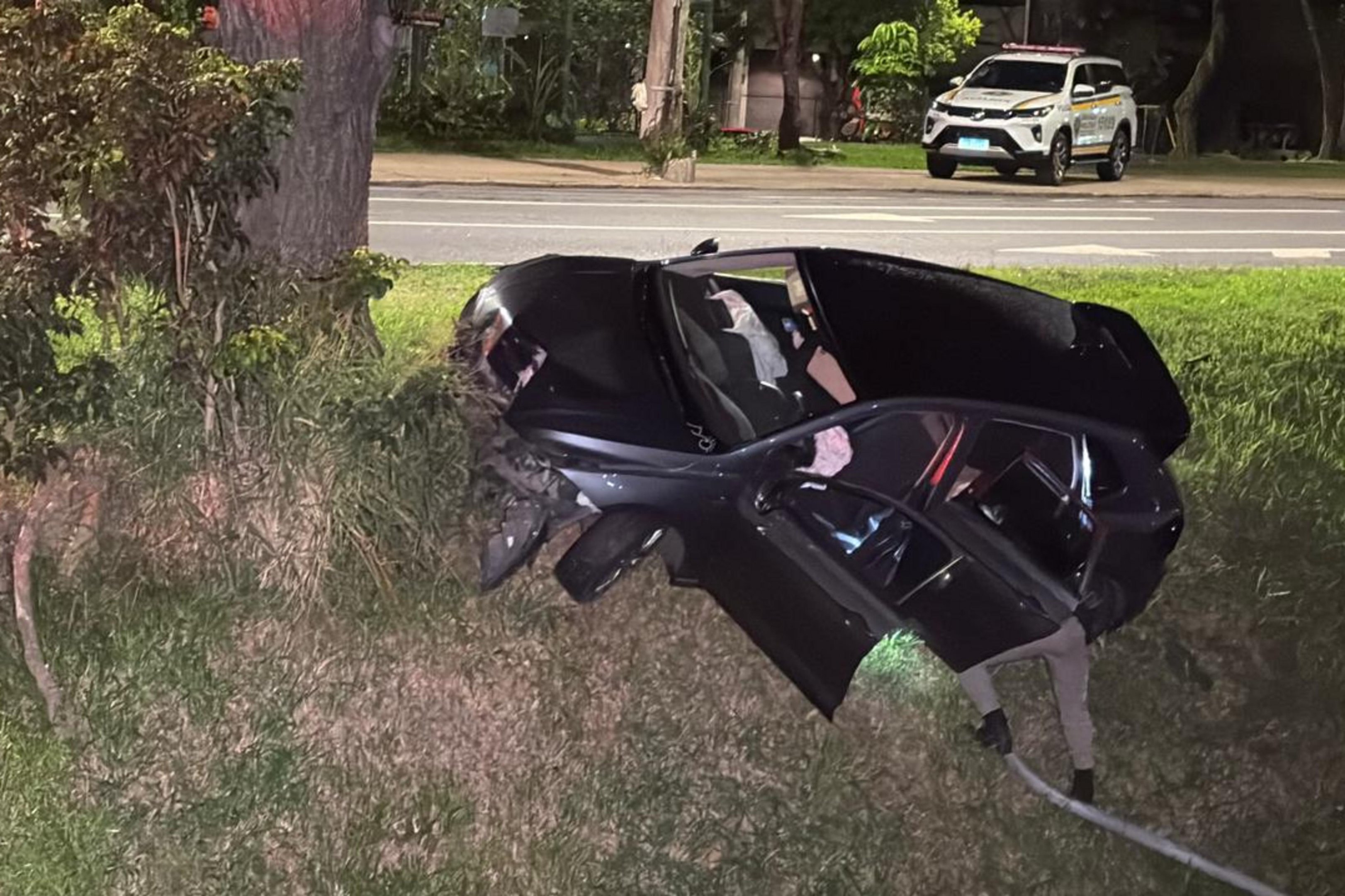 Tr&ecirc;s homens s&atilde;o presos ap&oacute;s furtarem carro que caiu na beira do Arroio Dil&uacute;vio, em Porto Alegre