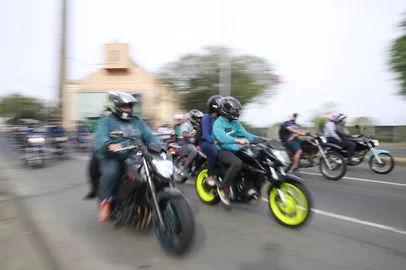 Tadeu Vilani / Agencia RBS PORTOALEGRE-RS-BR 12.10.2016Motoqueiros na procissão da Nossa Senhora Aparecida.FOTÓGRAFO: TADEU VILANI AGÊNCIARBS<!-- NICAID(12496971) -->