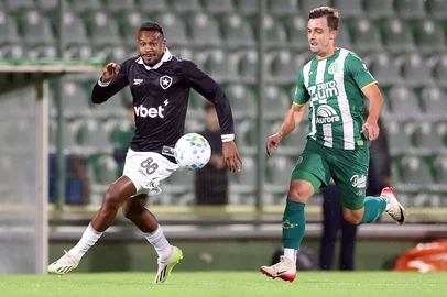 Edenilson.   Chapecoense x BOTAFOGO pela Copa do Brasil no Estadio Arena Conda, 14 de Maio de 2026, Chapeco, SC, Brasil. Foto: Vitor Silva/Botafogo. Imagem protegida pela Lei do Direito Autoral NÂº 9.610, DE 19 DE FEVEREIRO DE 1998. Sendo proibido qualquer uso comercial, remunerado e manipulacao/alteracao da obra.<!-- NICAID(16285580) -->
