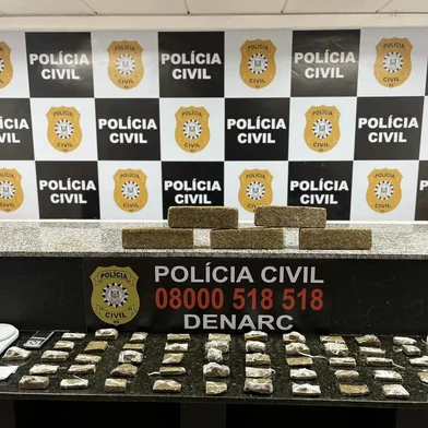 Cerca de quatro quilos e 700 gramas de maconha foram apreendidos, na manhã desta quarta-feira (4), em uma casa que servia como depósito de drogas para uma facção criminosa no Morro da Tuca, zona sul de Porto Alegre. De acordo com a Polícia Civil, os moradores que residiam no imóvel foram expulsos pelos criminosos, que passaram a utilizar o local para realizar movimentações ligadas ao tráfico de drogas na região.<!-- NICAID(15312375) -->