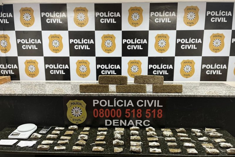 Cerca de quatro quilos e 700 gramas de maconha foram apreendidos, na manhã desta quarta-feira (4), em uma casa que servia como depósito de drogas para uma facção criminosa no Morro da Tuca, zona sul de Porto Alegre. De acordo com a Polícia Civil, os moradores que residiam no imóvel foram expulsos pelos criminosos, que passaram a utilizar o local para realizar movimentações ligadas ao tráfico de drogas na região.<!-- NICAID(15312375) -->