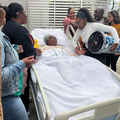 Talvez não exista comprovação científica, mas amor, carinho e família também são “remédios” para alguns casos. O tratamento de Maria Iorilda Florência Fernandes, paciente em cuidados paliativos no Hospital Clínicas de Porto Alegre, inclui afeto, aconchego familiar e samba. Aos 82 anos, na última quinta-feira (13), ela recebeu uma homenagem para celebrar a vida, organizada por familiares após incentivo da equipe médica.<!-- NICAID(15790339) -->