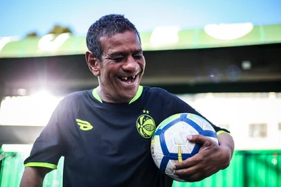 Rosalvo Moreira de Castro, o Chuva, funcionário do Juventude, morre aos 59 anos.<!-- NICAID(15997562) -->