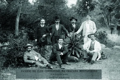 Sócios do Club Comercial passeiam na chácara (anos 1880)<!-- NICAID(16099978) -->