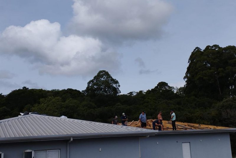 Reconstrução de telhado de posto de saúde é iniciada em Fagundes Varela após temporal<!-- NICAID(15390105) -->