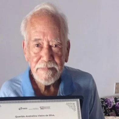O aposentado Adrelino Vieira da Silva, conhecido como o "Terror do INSS", foi homenageado com uma placa concedida pelo governo de Goiás.<!-- NICAID(15037842) -->