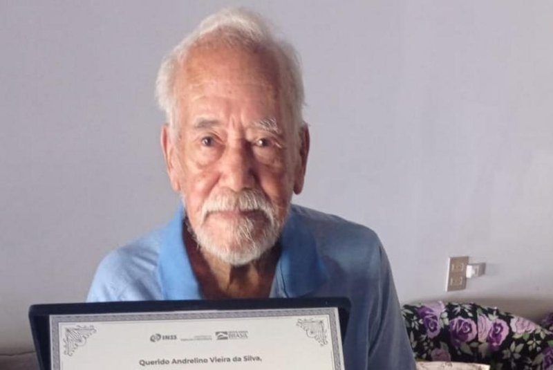 O aposentado Adrelino Vieira da Silva, conhecido como o "Terror do INSS", foi homenageado com uma placa concedida pelo governo de Goiás.<!-- NICAID(15037842) -->