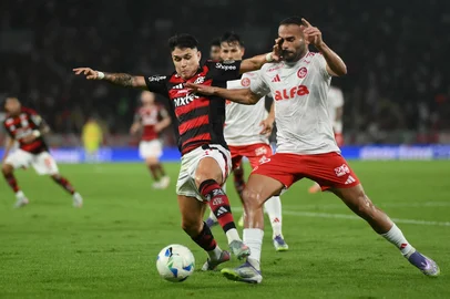 Flamengo's forward #07 Luiz Araujo (L) and Internacional's midfielder #29 Thiago Maia fight for the ball during the Copa Libertadores round of 16 first leg all-Brazilian football match between Flamengo and Internacional at the Maracana stadium in Rio de Janeiro, Brazil, on August 13, 2025. (Photo by Mauro PIMENTEL / AFP)Editoria: SPOLocal: Rio de JaneiroIndexador: MAURO PIMENTELSecao: soccerFonte: AFPFotógrafo: STF<!-- NICAID(16101183) -->