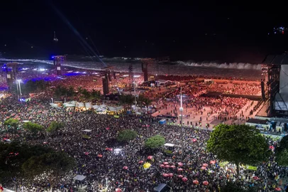 Aerial view of fans waiting for the mega-concert of US pop star Lady Gaga at Copacabana beach in Rio de Janeiro, Brazil on May 3, 2025. (Photo by Daniel RAMALHO / AFP)<!-- NICAID(16029435) -->