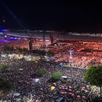 Aerial view of fans waiting for the mega-concert of US pop star Lady Gaga at Copacabana beach in Rio de Janeiro, Brazil on May 3, 2025. (Photo by Daniel RAMALHO / AFP)<!-- NICAID(16029435) -->