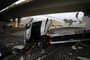 PORTO ALEGRE, RS, BRASIL, 14/11/2023- Caminhão carregado de carne suína tomba da alça de acesso da BR-116 para a Freeway no sentido Litoral-Capital.  Foto: Ronaldo Bernardi / Agencia RBS<!-- NICAID(15596606) -->