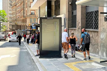 painel de led , publicidade , propaganda , centro histórico , avenida borges de medeiros , porto alegre , parada de ônibus , abrigo , licitação , obstáculo , calçada<!-- NICAID(15295388) -->