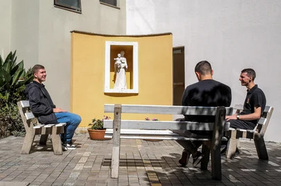 CAXIAS DO SUL, RS, BRASIL, 11/04/2025. Conversamos com jovens seminaristas de Caxias do Sul para saber como é a rotina no Seminário Maior São José, casa onde se vive a fase de discernimento vocacional. Nas fotos o padre Luciano Dalmolin e os seminaristas Samuel Cavalli, 24, Lucas Franceschetti, 20, e Fernando Dal Pozzo, 18.Indexador: Neimar De Cesero<!-- NICAID(16015294) -->