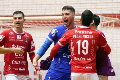 Goleiro Ryan marca gol pelo Atlântico no Gauchão de Futsal 2025.