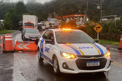 Dnit avalia de hora em hora a liberação da BR-470, entre Bento Gonçalves e Veranópolis.<!-- NICAID(16062413) -->