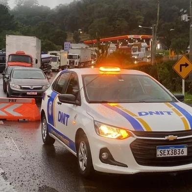 Dnit avalia de hora em hora a liberação da BR-470, entre Bento Gonçalves e Veranópolis.<!-- NICAID(16062413) -->