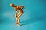 Concept of back pain. A wooden figure depicts a pain in the back.Dor nas costas - Foto: Alrandir/stock.adobe.comFonte: 282054132<!-- NICAID(15728570) -->