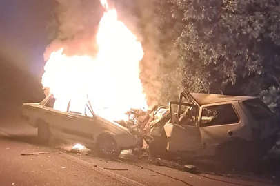 Brigada Militar / Divulgação UM GRAVE ACIDENTE PROVOCOU A MORTE DE TRÊS PESSOAS NA REGIÃO DAS MISSÕES NO FINAL DA NOITE DESTE SÁBADO./ FOI POR VOLTA DAS ONZE E MEIA DA NOITE NO QUILÔMETRO 2 DA RS-307, A CERCA DE 500 METROS DO TREVO DE ACESSO A CIDADE DE SÃO PAULO DAS MISSÕES./ O ACIDENTE ENVOLVEU DOIS CARROS, QUE SE CHOCARAM FRONTALMENTE NA ESTRADA./ LOGO APÓS A COLISÃO, OS VEÍCULOS PEGARAM FOGO./ DE ACORDO COM A BRIGADA MILITAR DE SÃO PAULO DAS MISSÕES, UM HOMEM E UMA MULHER ESTAVAM EM UM DOS CARROS./ E UMA PESSOA AINDA NÃO IDENTIFICADA ESTAVA NO OUTRO./ OS TRÊS NÃO RESISTIRAM ASO FERIMENTOS E MORRERAM CARBONIZADOS NO LOCAL./ A SUSPEITA É DE QUE UM DOS VEÍCULOS TENHA INVADIDO A PISTA CONTRÁRIA./ O COMANDO RODOVIÁRIO DA BRIGADA MILITAR DE SANTA ROSA FOI ACIONADO PARA ORIENTAR O FLUXO DURANTE O ATENDIMENTO DA OCORRÊNCIA.////<!-- NICAID(16181755) -->