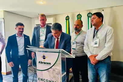 O ministro do Desenvolvimento Social e Combate à Fome, Wellington Dias, anunciou nesta quarta-feira (6) liberação de R$ 8 milhões para criar e ampliar a estrutura de bancos de alimentos que funcionam junto às centrais de abastecimento estaduais (Ceasas). O governo pretende financiar a iniciativa como forma de atenuar a insegurança alimentar que atinge pessoas carentes.