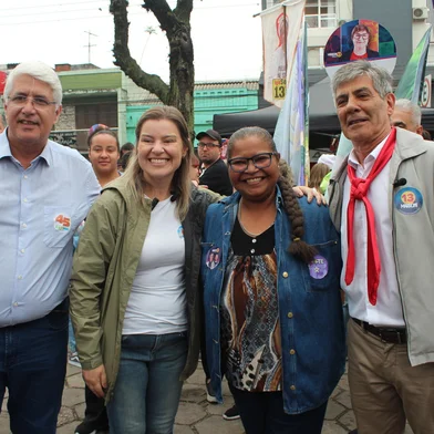 Enquanto se registram episódios lamentáveis de agressão nas campanhas pelo país, Pelotas dá exemplo de civilidade. As divergências em torno da gestão da cidade não impediram que os adversários Fernando Marroni (PT) e Fernando Estima (PSDB) se cumprimentassem e tirassem fotos nas comemorações do 20 de setembro no centro de Pelotas.É um exemplo para marcar que as diferenças políticas não precisam ir para o vale tudo. Não deixa de ser curioso que  a cena tenha ocorrido na mesma semana em que o presidente Lula e o governador Eduardo Leite selaram de vez a paz em relação ao Fundo de  Reconstrução do Rio Grande do Sul. Ficou definido que o governo federal fará a gestão dos recursos e o estadual cuidará os projetos de prevenção às cheias. Da última vez que concorreu  a prefeito, em 2012, Marroni perdeu para Eduardo Leite.<!-- NICAID(15872425) -->