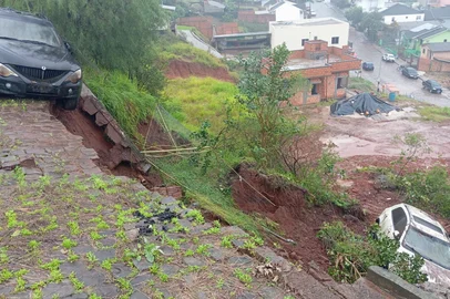 Deslizamento de terra causado pela chuva em Carazinho força moradores a saírem de casa<!-- NICAID(16063950) -->