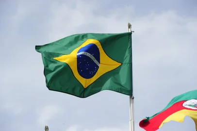 Semana da Pátria - bandeira do Brasil. Na foto bandeira hasteada na revenda de automóveis Florauto, na RSC453, próximo ao shopping Iguatemi Caxias.<!-- NICAID(7458563) -->