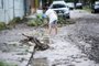PORTO ALEGRE, RS, BRASIL - 17/01/2024 - Moradores da Avenida Gávea, zona sul de Porto Alegre, iniciam o processo de retirada de árvores e lama das casas. FOTO: MATHEUS PÉ, AGÊNCIA RBS<!-- NICAID(15652661) -->