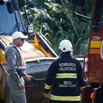IMIGRANTE, RS, BRASIL - 2025.04.04 - Ônibus com estudantes da UFSM cai em declive e deixa mortos na cidade de Imigrante, no Vale do Taquari. Coletivo, que conduzia grupo de alunos do Colégio Politécnico da universidade, tombou na VRS-481. (Foto: Andre Ávila/ Agência RBS)Indexador: Andre Avila<!-- NICAID(16010453) -->