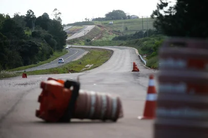 Br 116, RS, 25/06/2024 -  Obras do trecho da Br116 entre Guaíba e Barra do Ribeiro realizadas pelo exército brasileiro estao paralisadas. FOTO: JONATHAN HECKLER, AGÊNCIA RBS<!-- NICAID(15797601) -->