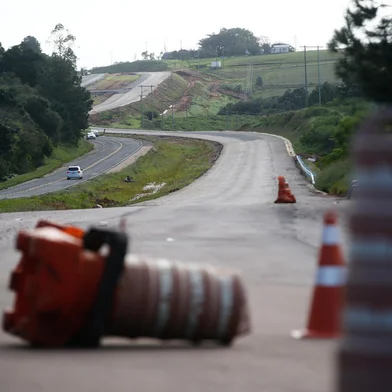 Br 116, RS, 25/06/2024 -  Obras do trecho da Br116 entre Guaíba e Barra do Ribeiro realizadas pelo exército brasileiro estao paralisadas. FOTO: JONATHAN HECKLER, AGÊNCIA RBS<!-- NICAID(15797601) -->