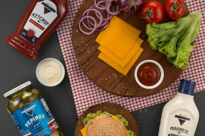 A Kraft Heinz, dona das marcas Heinz e Quero no Brasil, anunciou nesta quinta-feira (23) que entrou em um acordo para adquirir a Hemmer, uma empresa brasileira que produz molhos, condimentos e conservas. O anúncio faz parte da estratégia da companhia de aumentar sua presença em mercados emergentes. A conclusão desta transação, porém, está sujeita à aprovação do Conselho Administrativo de Defesa Econômica (Cade).<!-- NICAID(14896867) -->