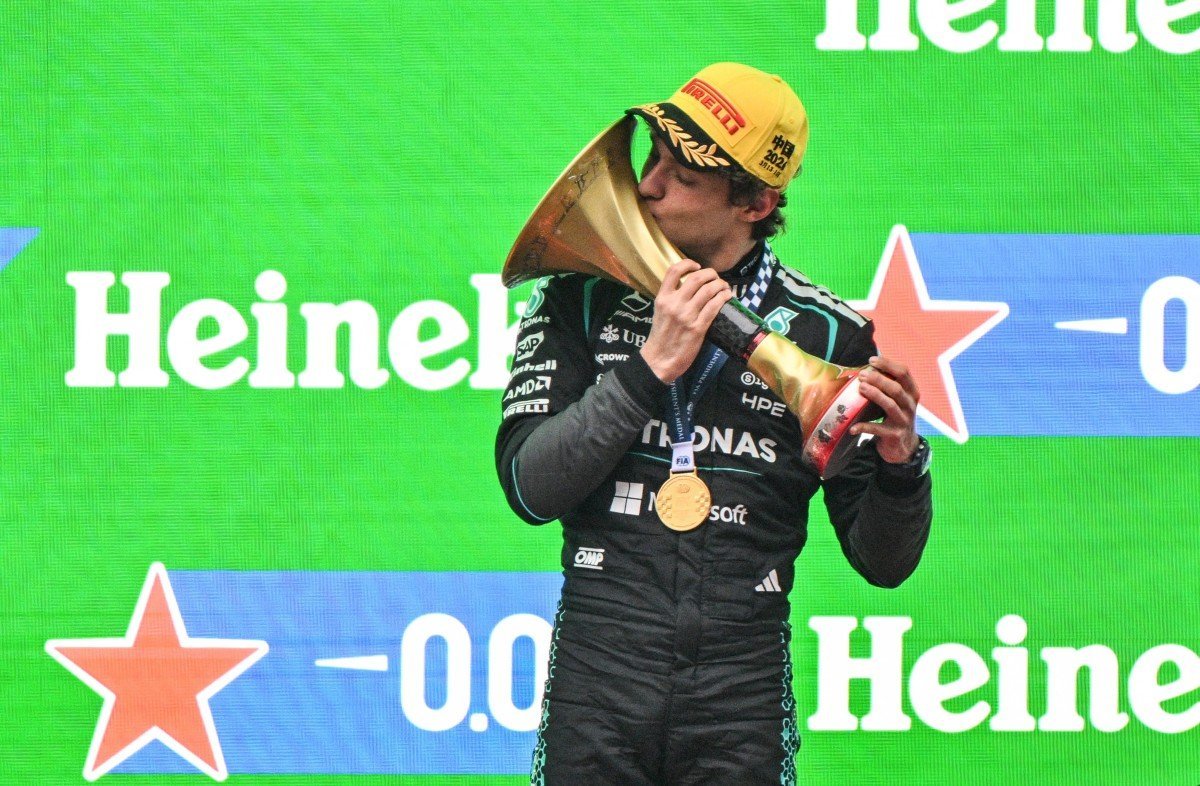 Aos 19 anos, Antonelli vence o GP da China de F&oacute;rmula 1 e exalta equipe: "Me ajudaram a realizar este sonho"